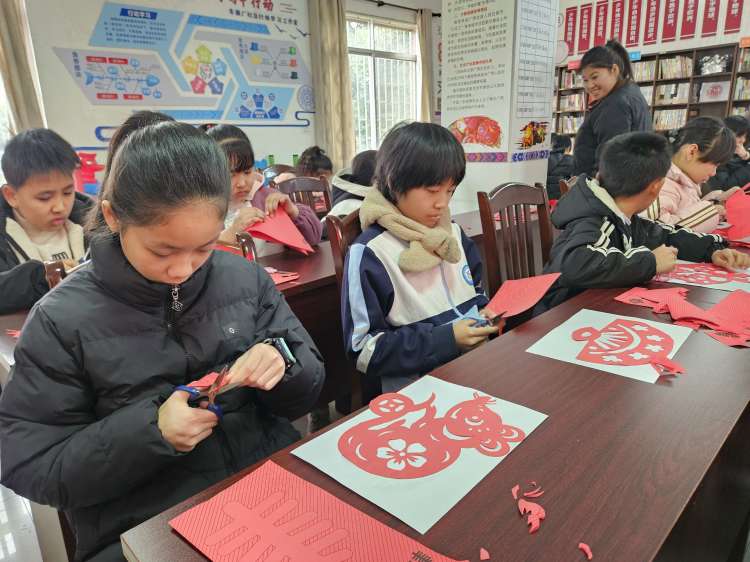 2月10日，柳南區(qū)鵝山街道車輛廠社區(qū)關(guān)工小組開展“我們的節(jié)日·元宵”——家風(fēng)家訓(xùn)誦讀暨剪紙活動2（押健梅）.jpg