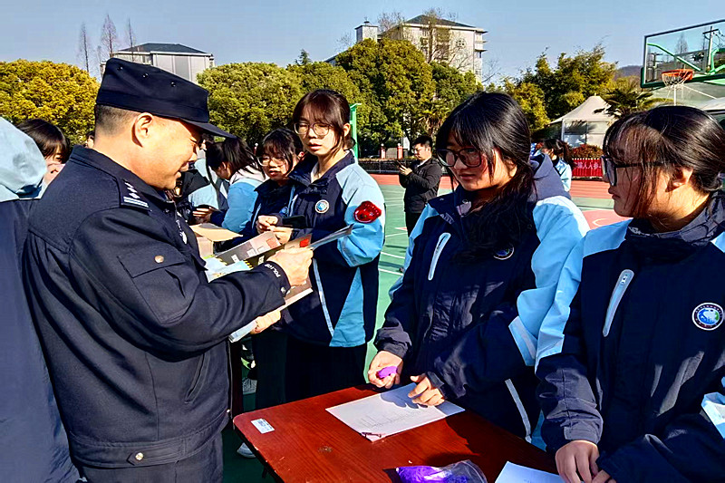 玄武湖街道關工委聯合開展禁毒宣傳進校園活動，為青春筑牢安全防線(2).jpg