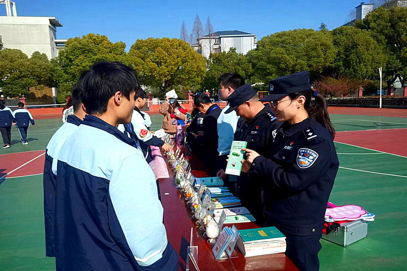 玄武湖街道關工委聯合開展禁毒宣傳進校園活動，為青春筑牢安全防線(3).jpg