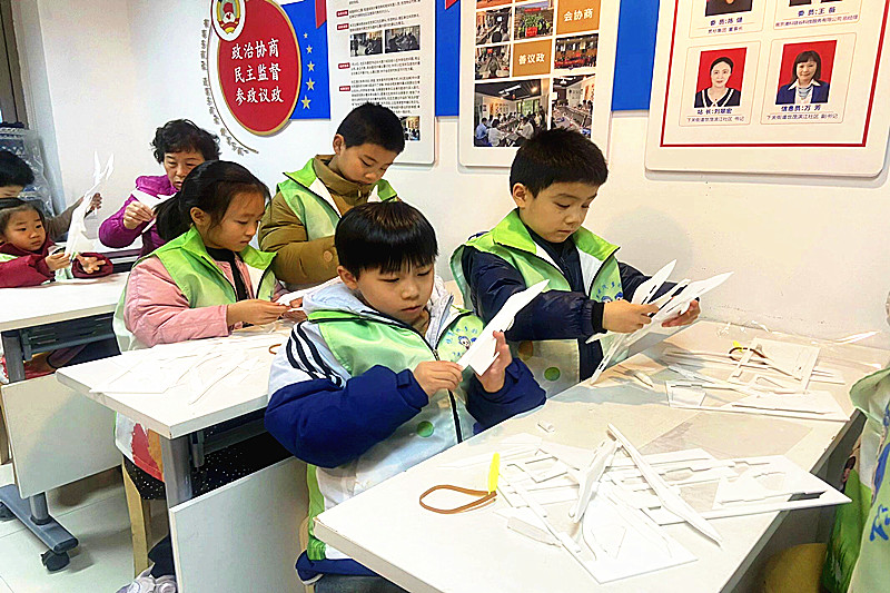 江蘇省南京市鼓樓區下關街道世茂濱江社區關工委開展飛機模型制作活動(3).jpg
