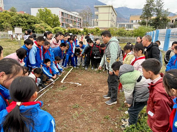 參觀氣象局現(xiàn)場.jpg