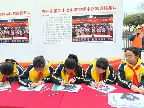 3月5日，柳南區鵝山街道車輛廠社區關工小組開展“弘揚雷鋒精神 綻放民族團結之花”學雷鋒活動2（押健梅）.jpg
