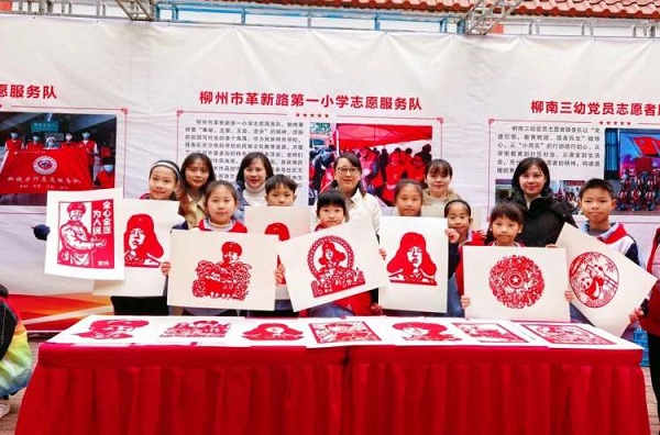 3月5日，柳南區鵝山街道車輛廠社區關工小組開展“弘揚雷鋒精神 綻放民族團結之花”學雷鋒活動3（押健梅）.jpg