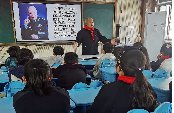 桃源鎮 弘揚科學家精神 點亮孩子科學夢 青云民族一家親“五老”工作室2.png