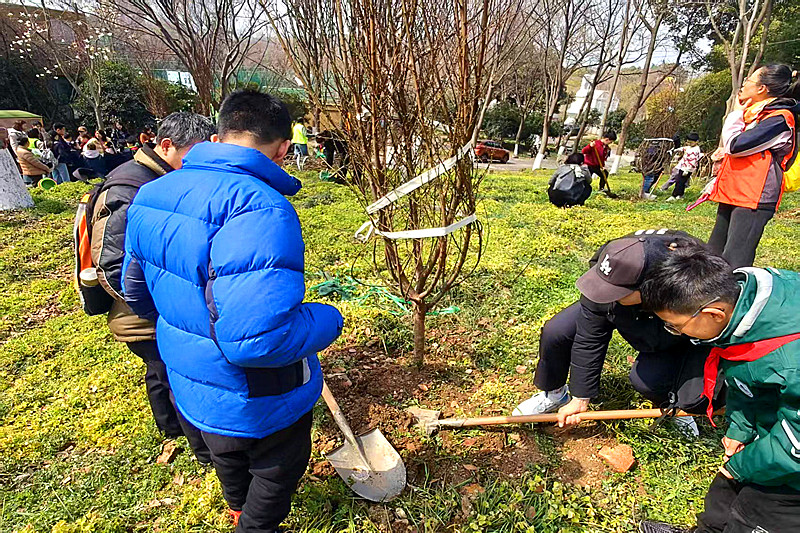 江蘇省南京市秦淮區建康新村社區舉辦“親子共植希望，綠樹裝點春天”植樹活動.jpg