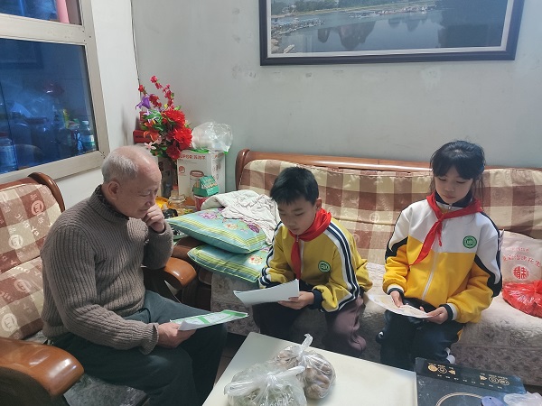 3月4日，柳南區河西街道五菱社區關工小組開展“ 以少助老愛心行  守護老人護安全”活動（朱美潔）.jpg