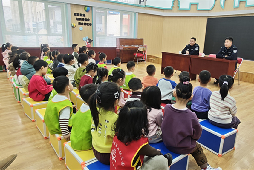 元寶山區第二幼兒園關工委防校園欺凌法治教育活動照片5_副本.jpg