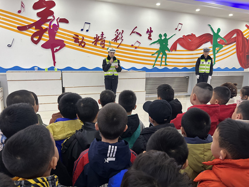 元寶山區(qū)東城街道銀河社區(qū)關工委法治安全教育活動照片1_副本.jpg