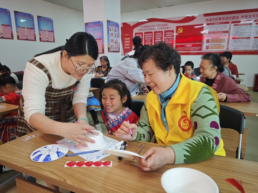 ”“五老”“志愿者指導(dǎo)青少年制作手工銅鼓1.jpg