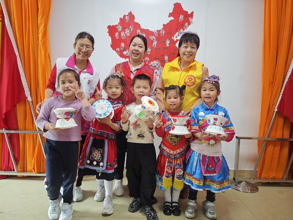 “五老”和孩子們開心地展示手工銅鼓1.jpg