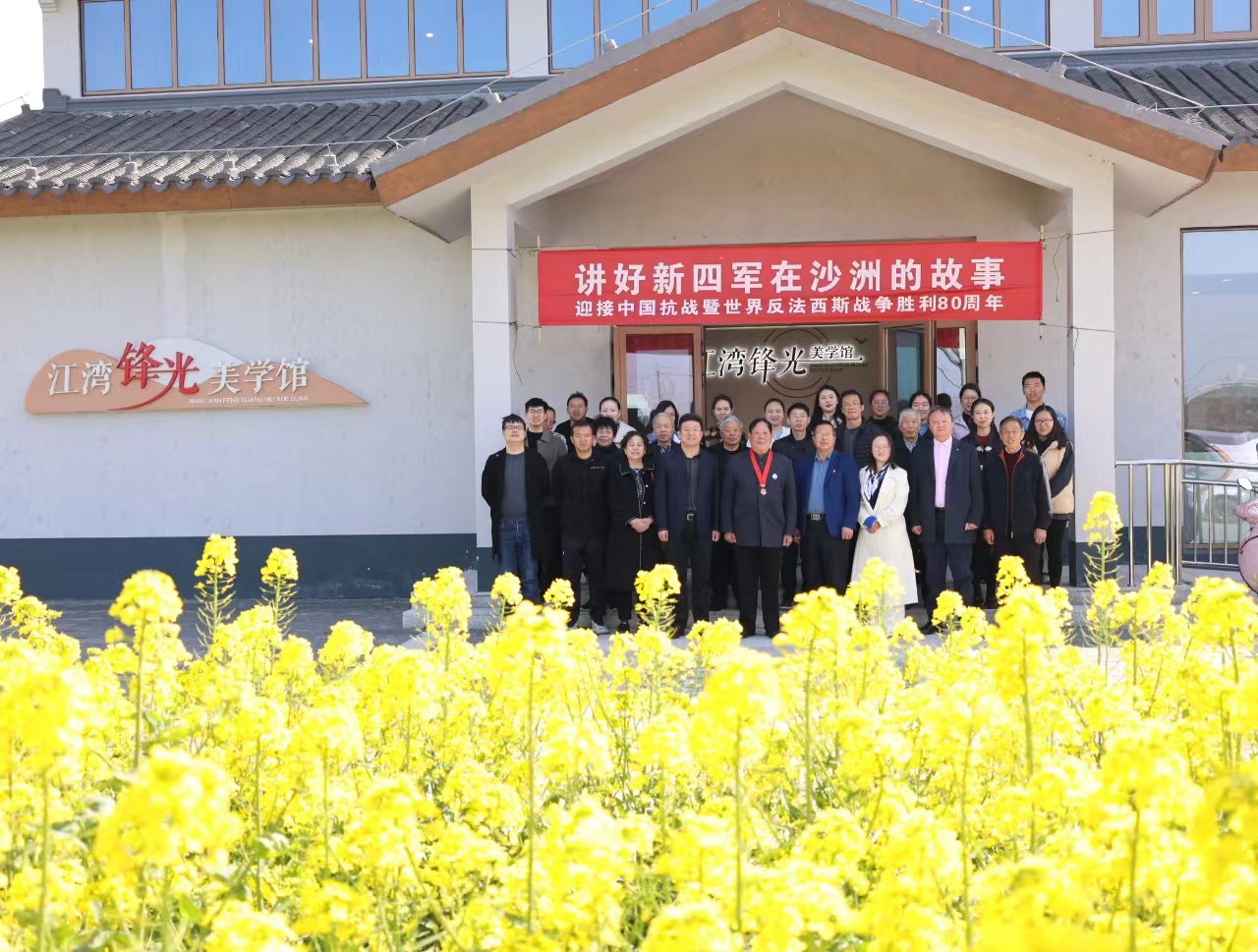 在菜花中合影.jpg