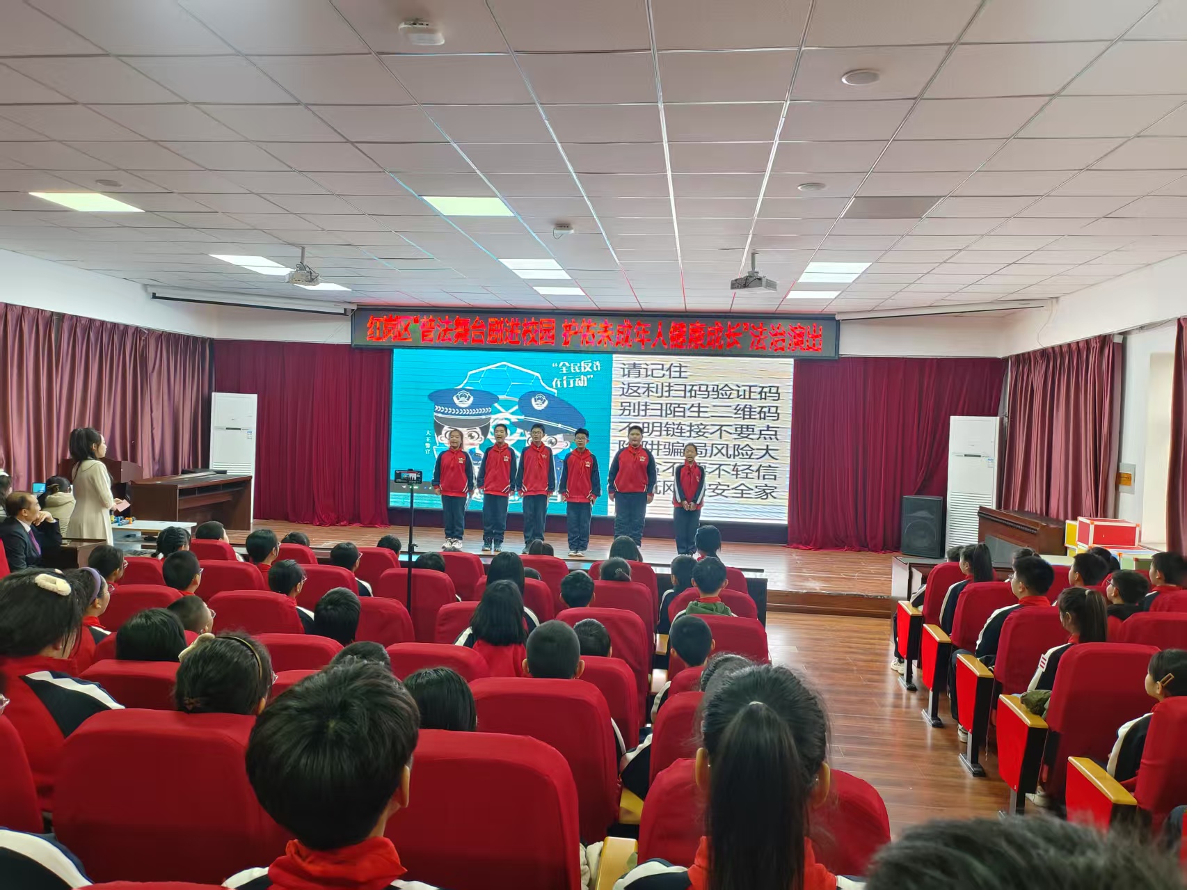 普法劇進校園首場演出 (2).jpg