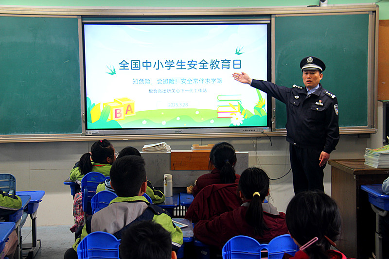 玄武湖街道聯(lián)合開展“全國中小學(xué)生安全教育日”主題宣傳，守護(hù)學(xué)生安全成長 (2).jpg