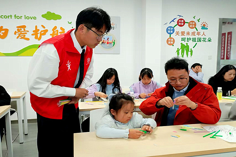 江蘇省南京市建鄴區南苑街道未保站聯合開展“沉與浮的奇妙世界”趣味科學實驗活動(5).jpg