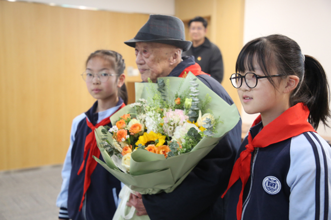 松陵街道顧家蕩社區：95歲“中國好人”深情講解“我的革命人生”3.png