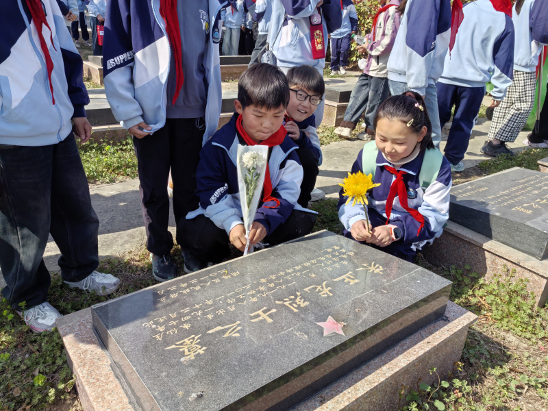 4.3陵園祭英烈2.jpg