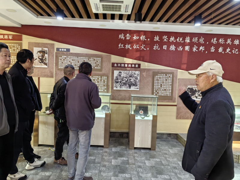 4.3陵園祭英烈3.jpg