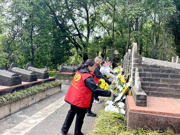 敬獻鮮花.JPG