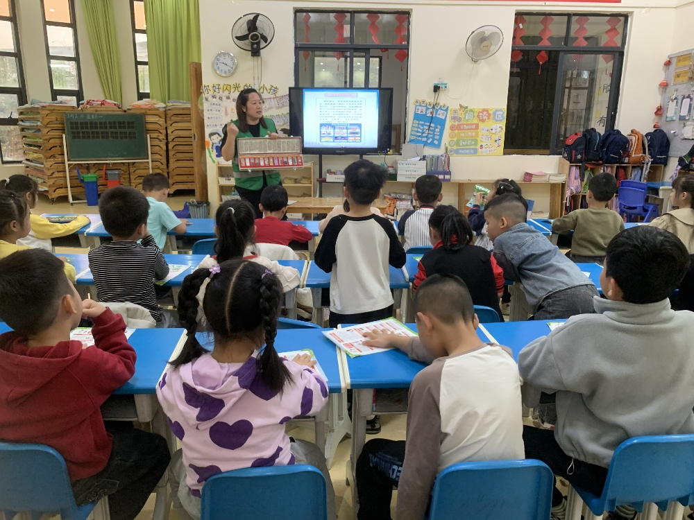 禁毒社工利用PPT進(jìn)行禁毒知識講解.jpg