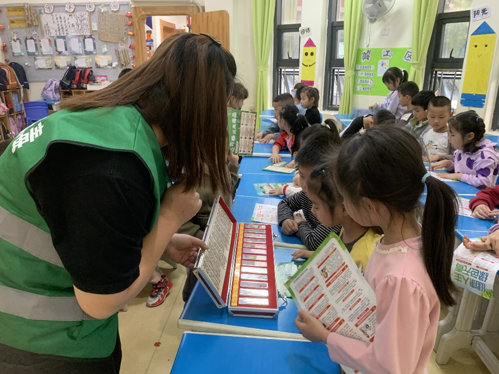 禁毒社工利用仿真模型開展宣傳.jpg