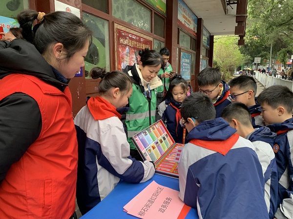 利用大課間時間向青少年宣傳禁毒知識.JPG