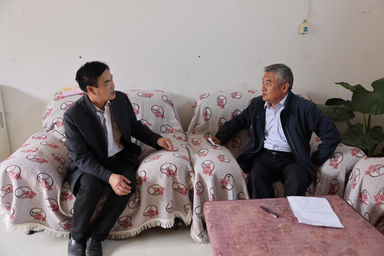 1.1周慶明（右一）走訪知情人士，挖掘紅色文化資源.png