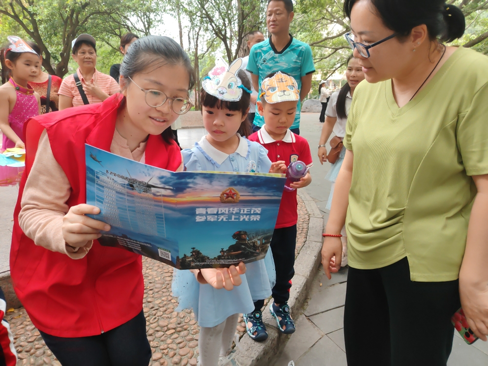 4月18日上午，廣西柳州市魚峰區晶遠社區關工小組、退役軍人工作站聯合東風幼兒園開展“普法征兵同宣傳，鑄牢法治強軍夢”主題宣傳活動。1.jpg