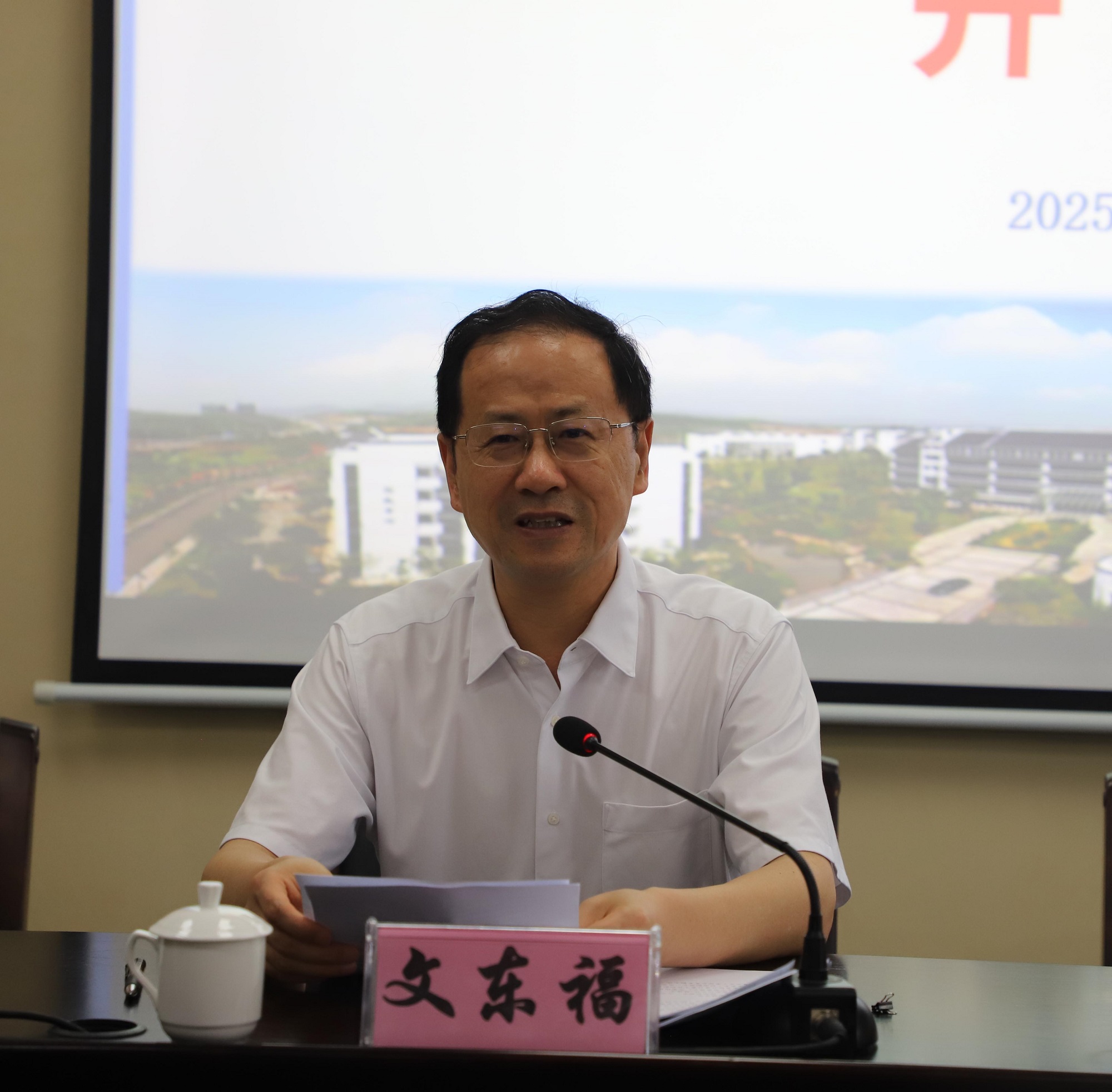 柳州市委常委、組織部部長(zhǎng)，市關(guān)工委主任文東福作開(kāi)班講話.jpg