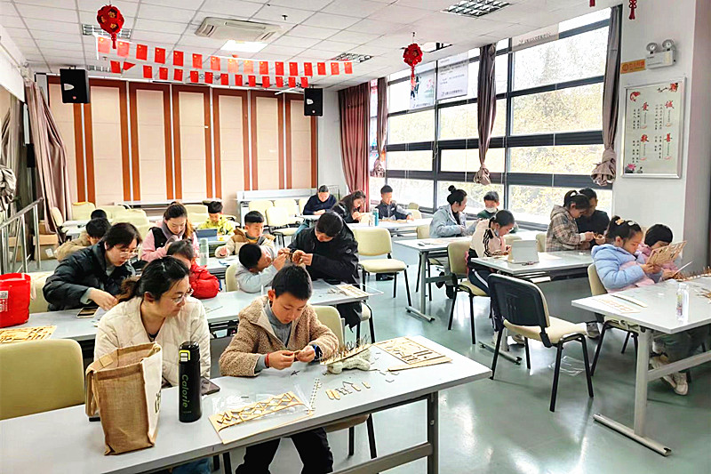 江蘇省南京市鼓樓區江東街道寶船社區關工委開展“航空史之空氣與翅膀”為主題活動(1).jpg
