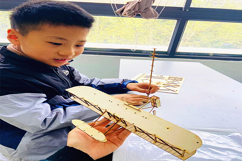 江蘇省南京市鼓樓區江東街道寶船社區關工委開展“航空史之空氣與翅膀”為主題活動(2).jpg