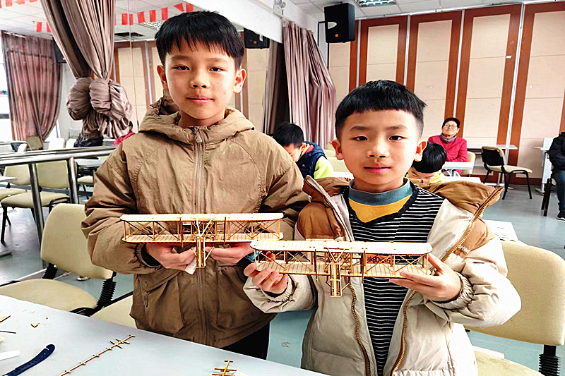 江蘇省南京市鼓樓區江東街道寶船社區關工委開展“航空史之空氣與翅膀”為主題活動(3).jpg