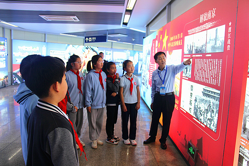 玄武湖街道關工委聯(lián)合開展“南京解放76周年紅色文化宣傳進校園”活動(6).jpg