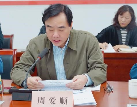 2.區關工委常務副主任周愛順主持會議。.jpg
