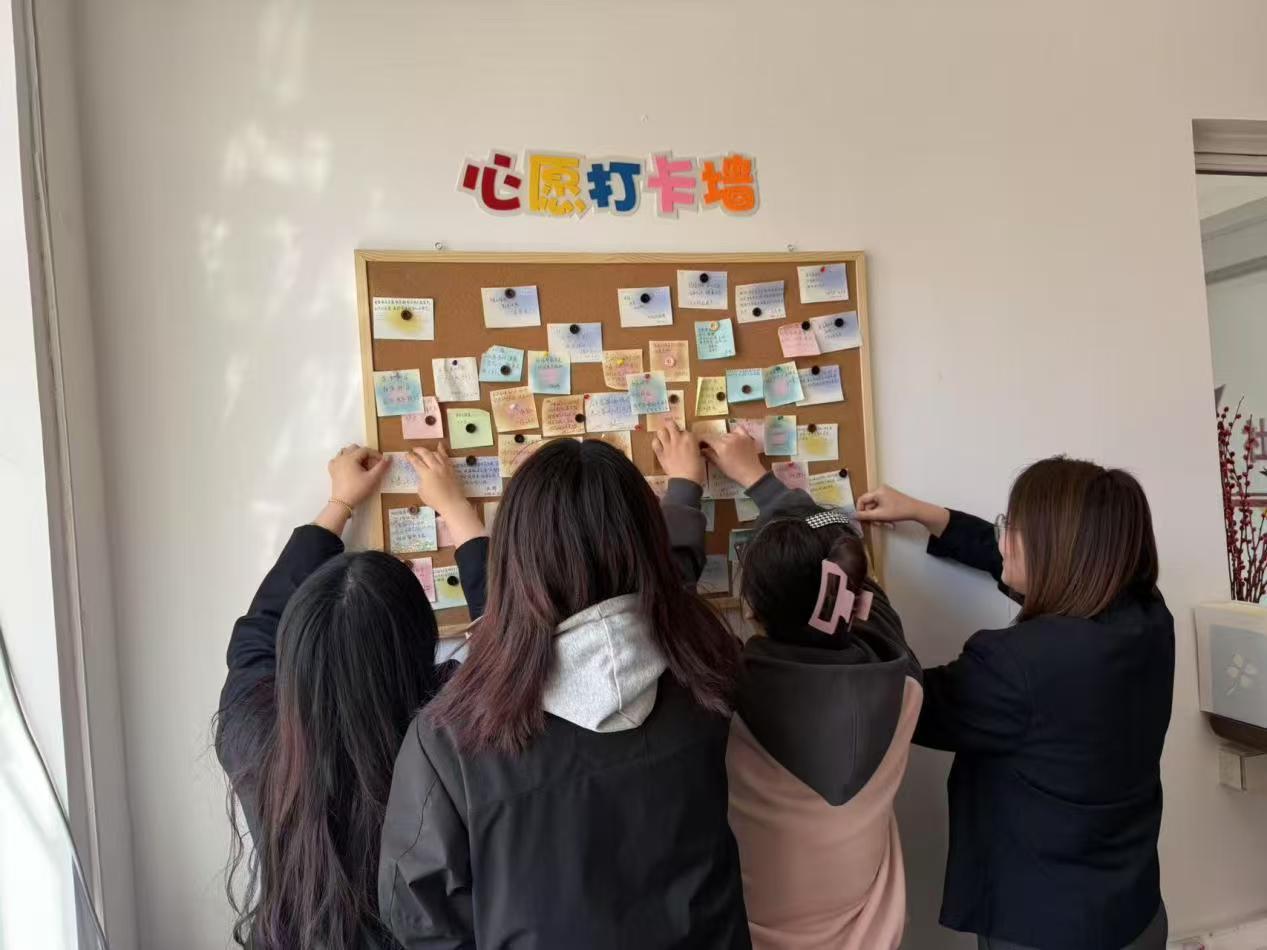 紅崗區八百坰街道遠航社區關工小組開展“勞動最光榮”主題活動 (1).jpg