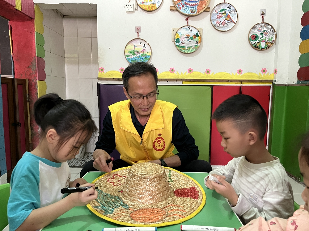 “五老”和青少年一起繪畫草帽.jpg