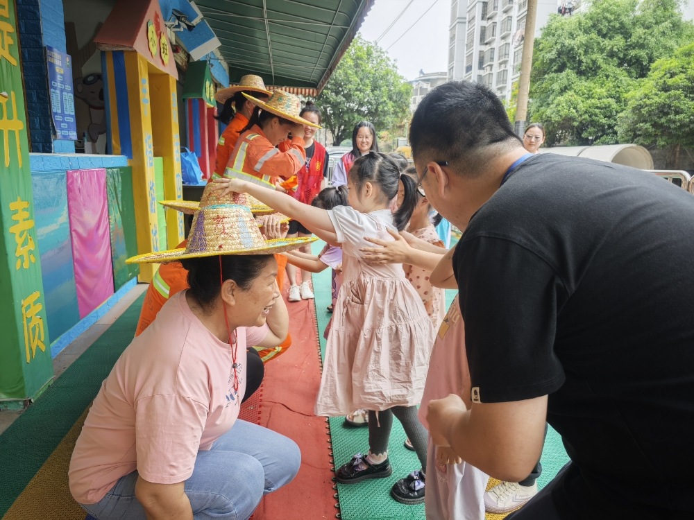 未成年人為轄區保潔員戴上手繪草帽.jpg