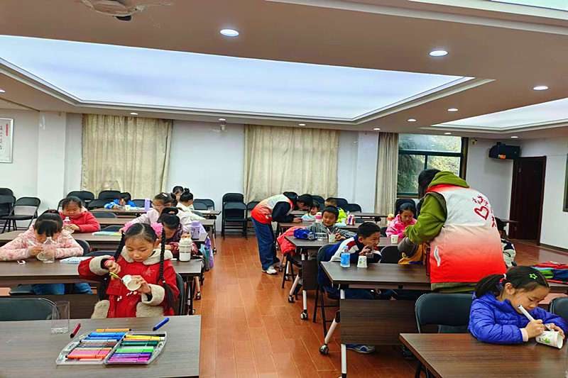 江蘇省南京市雨花臺區鐵心橋街道景明佳園社區關工委開展“迎五?一”勞動節主題活動(1).jpg