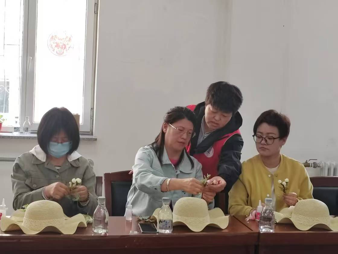 元寶山區西城街道如意東社區關工委開展“巧制手工禮帽，傳遞濃濃溫情”活動照片2.jpg