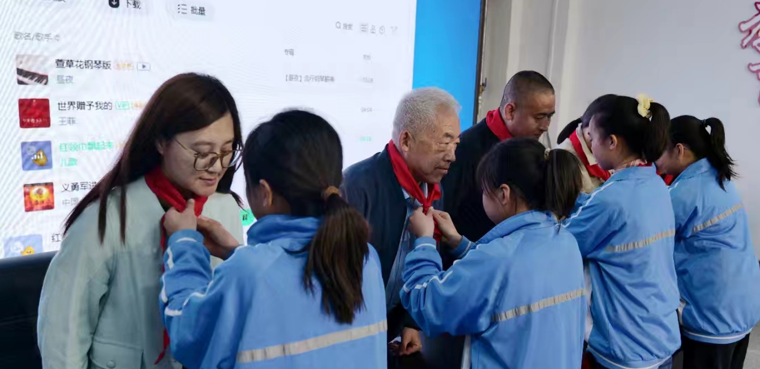 元寶山區元寶山鎮建昌營小學“五老”進校園活動照片1_副本.jpg