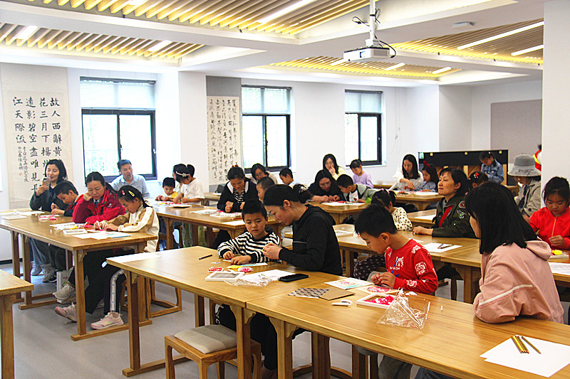 江蘇省南京市玄武區玄武湖街道關工委聯合開展“愛心相框傳溫情。親子共迎母親節”主題活動(3).jpg