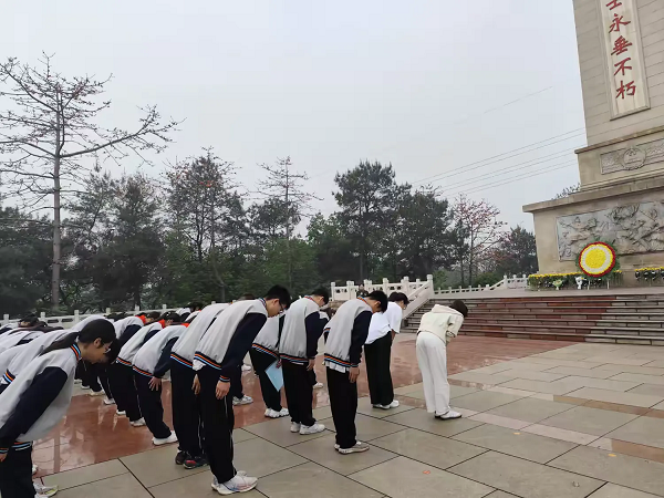 4月17日，柳南區銀山街道航星社區關工小組聯合航鷹中學師生，開展 “祭掃英烈園 寄托哀思情” 主題活動1（莫浚安）.png