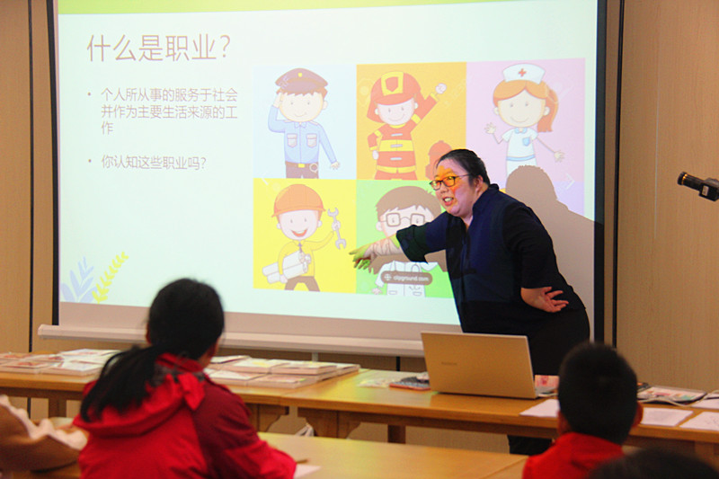 江蘇省南京市玄武區玄武湖街道關工委聯合開展“探索職業奧秘”親子活動(2).jpg
