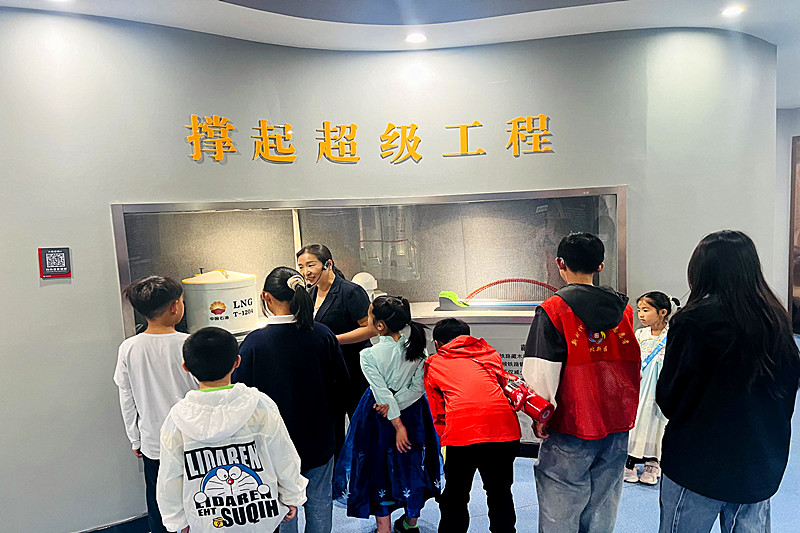 江蘇省南京市江北新區金湯街社區關工委開展“紅色基因，鋼鐵脊梁”南鋼研學活動(1).jpg