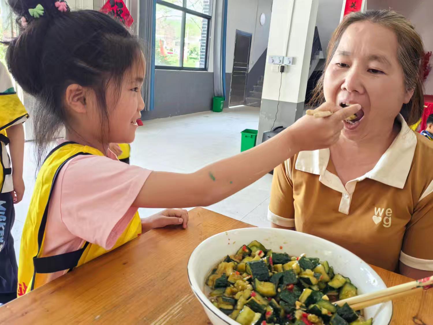 小朋友與監護人分享美食.jpg