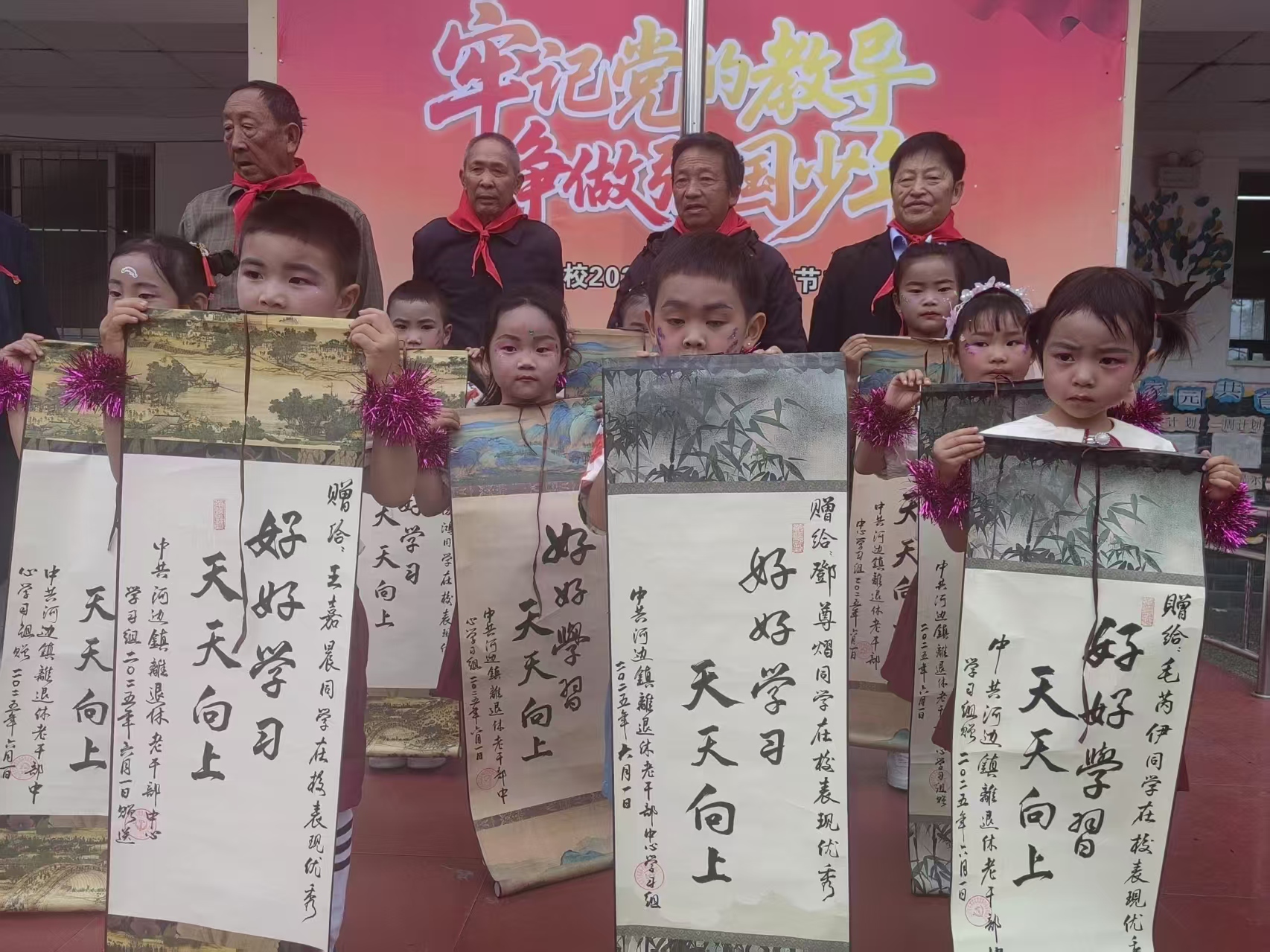 退休干部贈送自創書畫作品.jpg