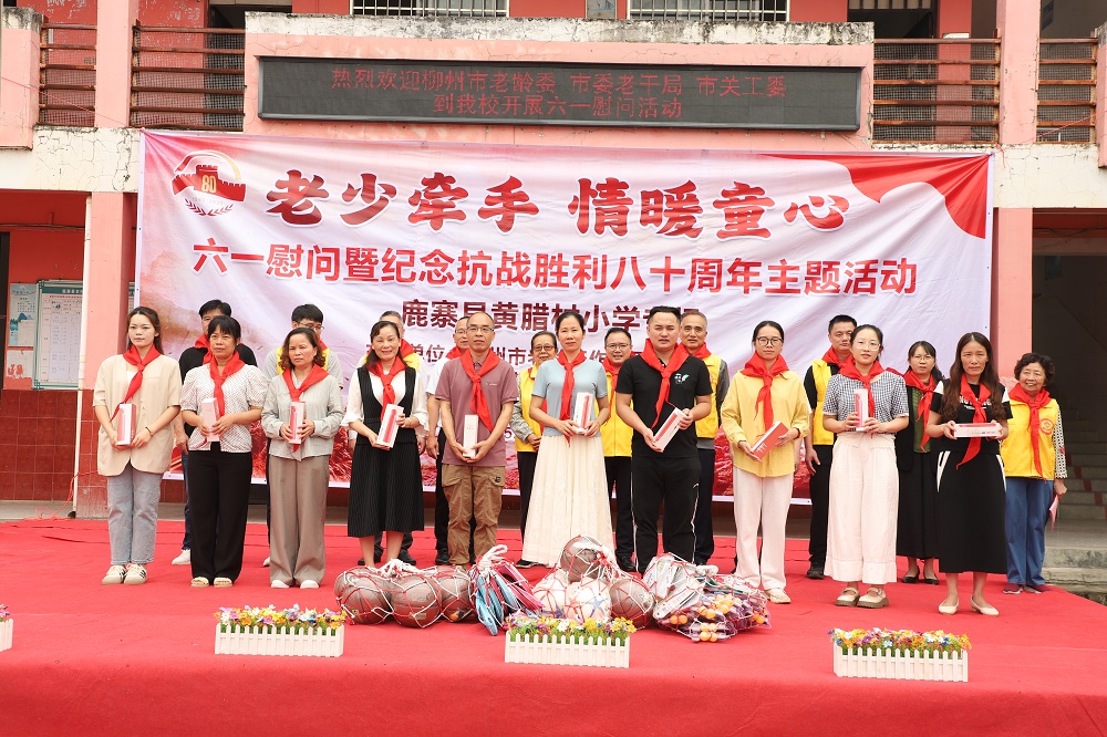 市老齡委、市委老干局、市關工委領導給老師代表贈送保溫杯。.jpg