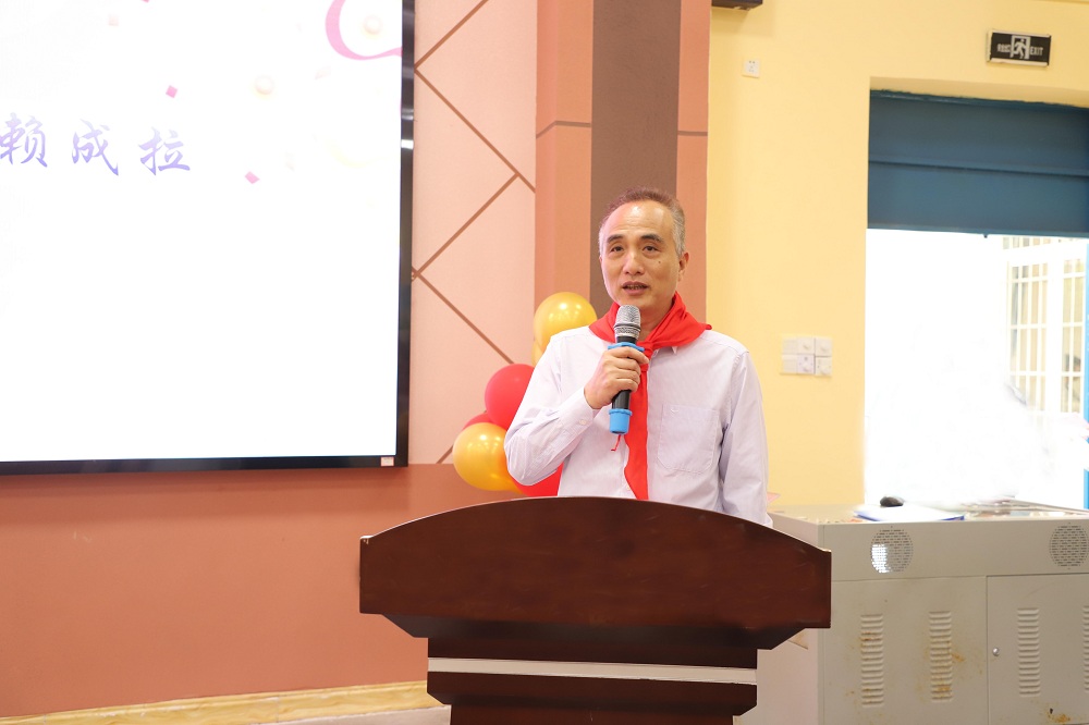 市關工委駐會副主任賴成拉代表市關工委給同學們致以節日的問候和最美好的祝愿.jpg
