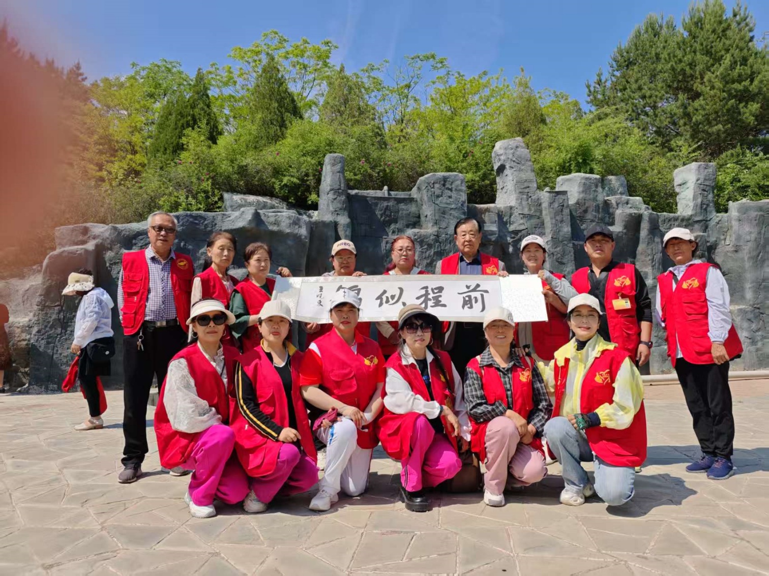 元寶山區(qū)平莊城區(qū)街道星海社區(qū)關工委“五老”積極籌備高考服務工作活動照片3_副本.jpg