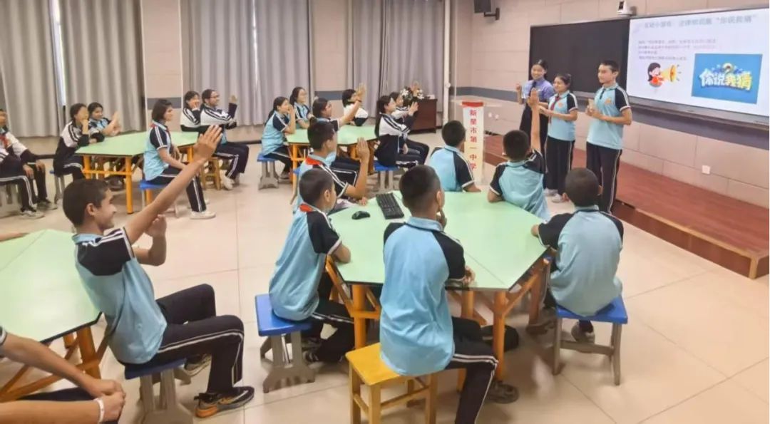 學(xué)生們?cè)诜ㄖ握n堂上暢所欲言、踴躍互動(dòng).jpg