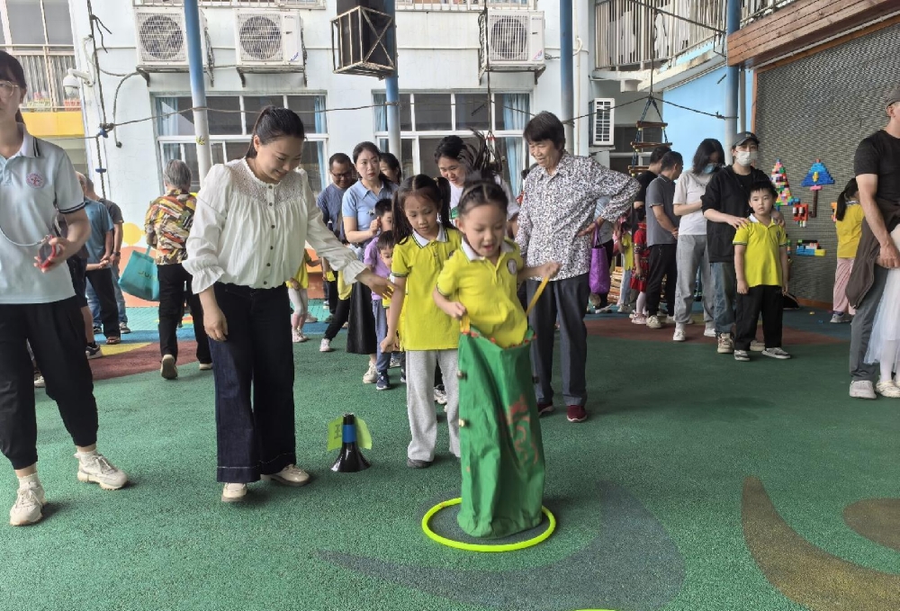 6月4日，廣西柳州市魚峰區天湖社區關工小組開展“‘芒’有所獲 動有所樂”芒種節氣主題親子運動會2.jpg